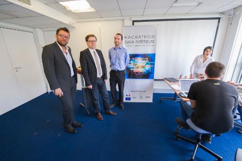  Romain Talès, d'Etalab, Philippe Guiraud, correspondant open data de l'Intérieur et des hackathoniens. Crédit ministère de l'Intérieur, avec leur autorisation.